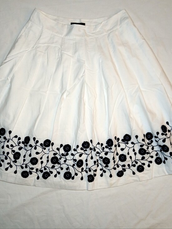 Talbots Dresses & Skirts - Talbots Size 6 Skirt Bell Pleated  Lined Side Slit and Zipper Black White Floral